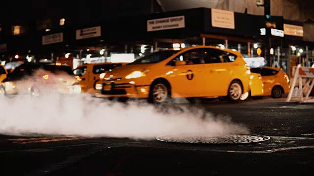 详情图-在美国纽约市中心的交通道路上，井盖与飞烟的特写，烟雾弥漫