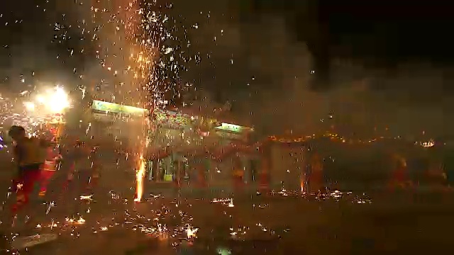 在中国农历新年的晚上，舞龙和烟花表演。