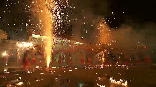 詳情圖-在中國農(nóng)歷新年的晚上，舞龍和煙花表演。