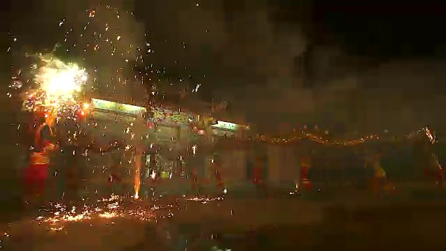 詳情圖-在中國農(nóng)歷新年的晚上，舞龍和煙花表演。