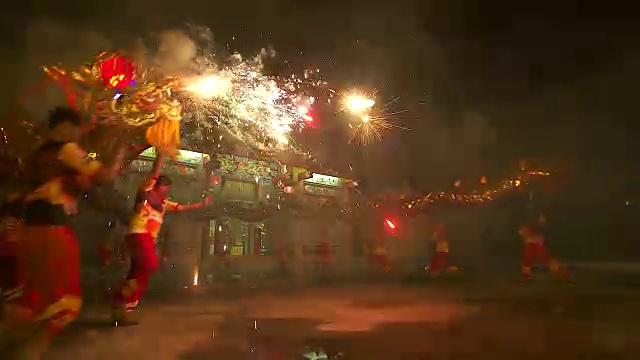 詳情圖-在中國農(nóng)歷新年的晚上，舞龍和煙花表演。
