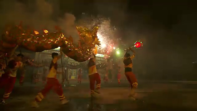 詳情圖-在中國農(nóng)歷新年的晚上，舞龍和煙花表演。