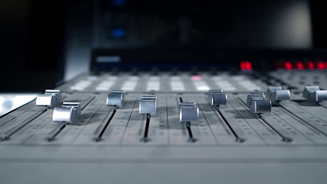 详情图-专业的录音室。混合音乐的音响设备接口。音量控制器。不同模式的音频控制台。创作歌曲或声音的过程。多莉拍摄
