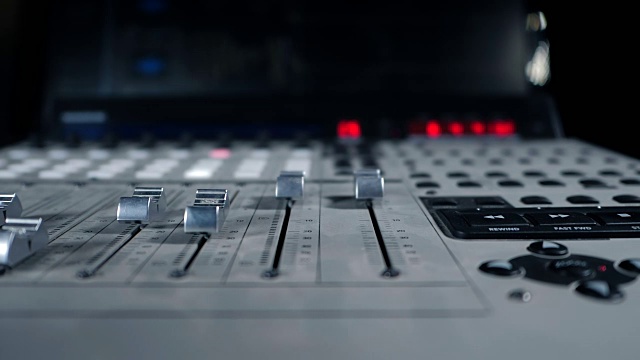详情图-专业的录音室。混合音乐的音响设备接口。音量控制器。不同模式的音频控制台。创作歌曲或声音的过程。多莉拍摄