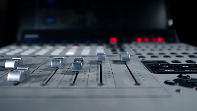 详情图-专业的录音室。混合音乐的音响设备接口。音量控制器。不同模式的音频控制台。创作歌曲或声音的过程。多莉拍摄