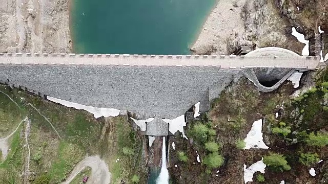 无人机鸟瞰弗雷戈布吉亚湖和高山人工湖大坝。意大利阿尔卑斯山。意大利