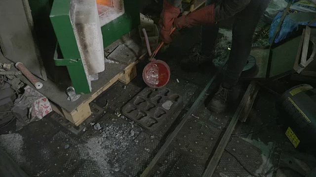 女铁匠将熔化的铝铸造并浇铸成各种形状来回收