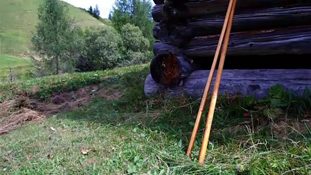 在意大利阿尔塔巴迪亚的南蒂罗尔的一个谷仓上，时光流逝的耙子