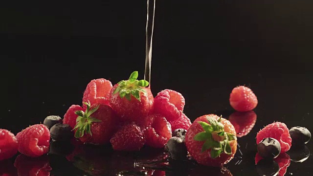 詳情圖-將水澆在新鮮的漿果和水果上