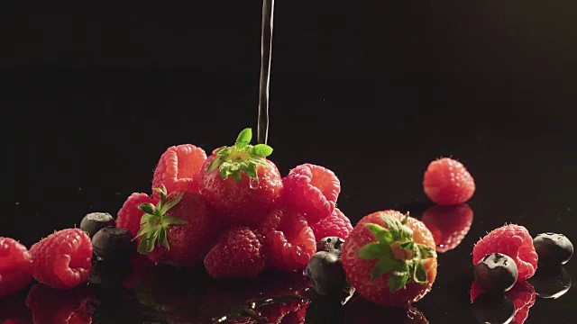 詳情圖-將水澆在新鮮的漿果和水果上