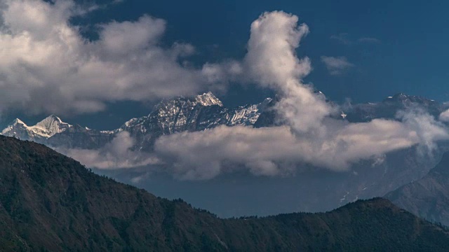 云在喜马拉雅山峰上移动
