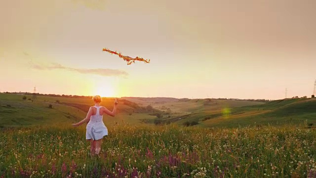 详情图-一个无忧无虑的快乐的女人和一条蛇在一个风景如画的地方在日落。人生的快乐时刻