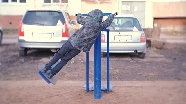 男孩在街上用模拟器做练习。