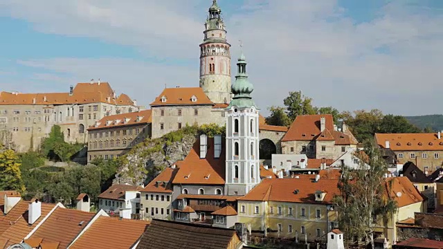 捷克共和国，Cesky Krumlov。在阳光明媚的秋日，塔楼和城市景观。联合国教科文组织世界遗产