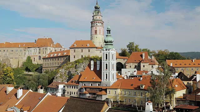 详情图-捷克共和国，Cesky,Krumlov。在阳光明媚的秋日，塔楼和城市景观。联合国教科文组织世界遗产