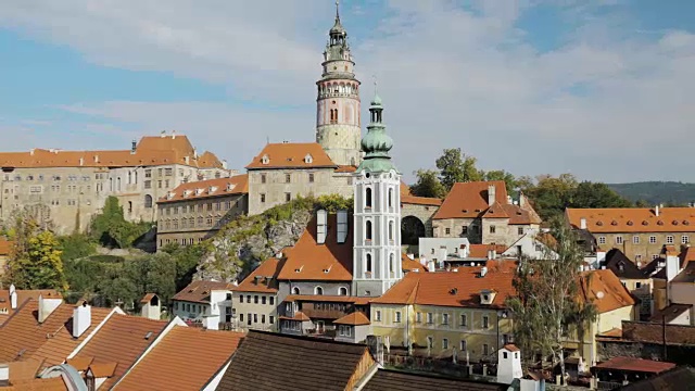 详情图-捷克共和国，Cesky,Krumlov。在阳光明媚的秋日，塔楼和城市景观。联合国教科文组织世界遗产