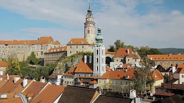 详情图-捷克共和国，Cesky,Krumlov。在阳光明媚的秋日，塔楼和城市景观。联合国教科文组织世界遗产