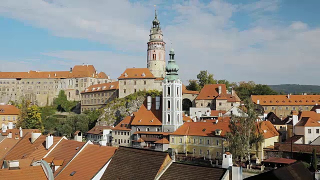 详情图-捷克共和国，Cesky,Krumlov。在阳光明媚的秋日，塔楼和城市景观。联合国教科文组织世界遗产