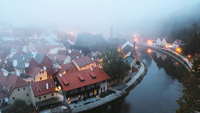 捷克共和国，Cesky Krumlov。城市景观在秋天的早晨薄雾。联合国教科文组织世界遗产