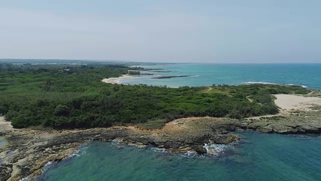 令人惊叹的蓝色沙滩线无人机全高清飞行在意大利