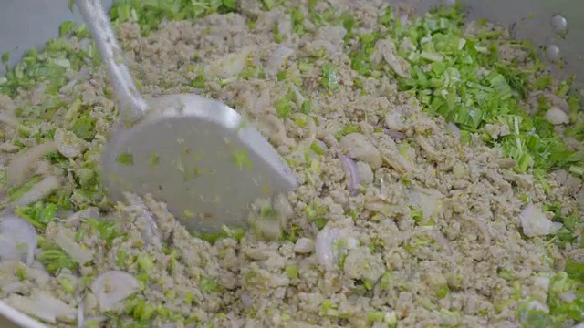 近一步烹饪麻辣鸡肉沙拉