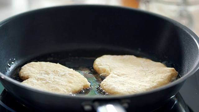 在平底锅里自制的心形煎饼