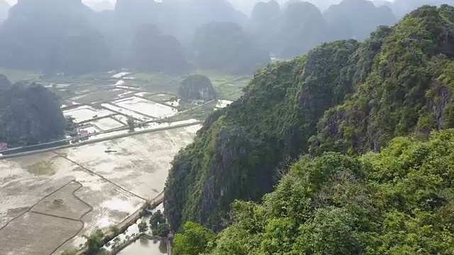 越南宁平的稻田和喀斯特丘陵