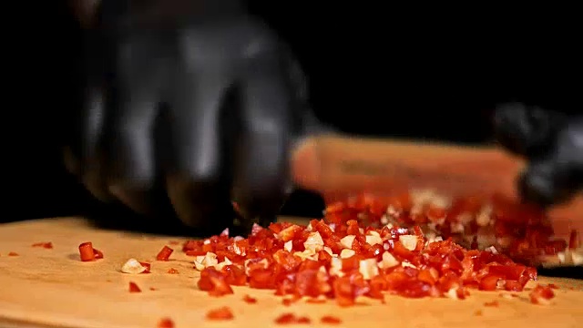 详情图-厨师做莎莎酱。辣墨西哥辣食谱里汉堡的莎莎酱。它是由番茄，红辣椒，洋葱，白洋葱做成的。所有的粉笔都是用刀切的。