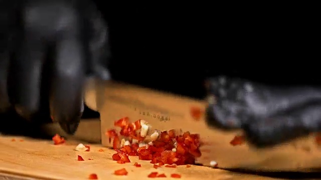 详情图-厨师做莎莎酱。辣墨西哥辣食谱里汉堡的莎莎酱。它是由番茄，红辣椒，洋葱，白洋葱做成的。所有的粉笔都是用刀切的。