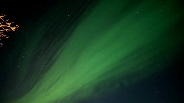 太阳风暴或北极光爆发的时间间隔，即夜空中星星发出的北极光