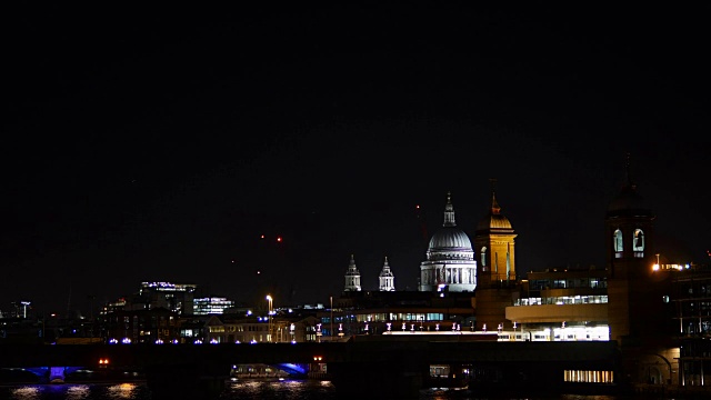 圣保罗大教堂夜景，泰晤士河在伦敦，英国。从聚焦到聚焦。