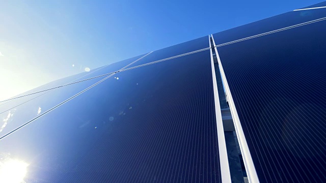 收集太阳光的太阳能板。阳光是从太阳能电池的面板反射过来的