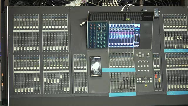 使用专业声控台进行声音控制