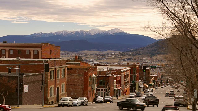 美国蒙大拿市中心的花岗岩车道交通Butte