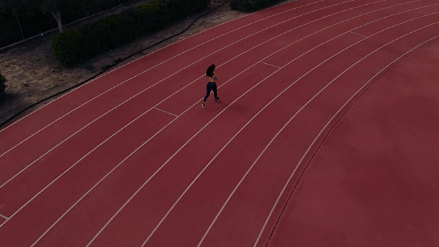 在跑道上跑步的女运动员鸟瞰图