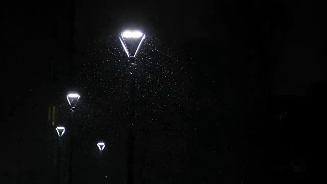 对着路灯下雪。雪的慢动作(180帧/秒)雪花很漂亮。