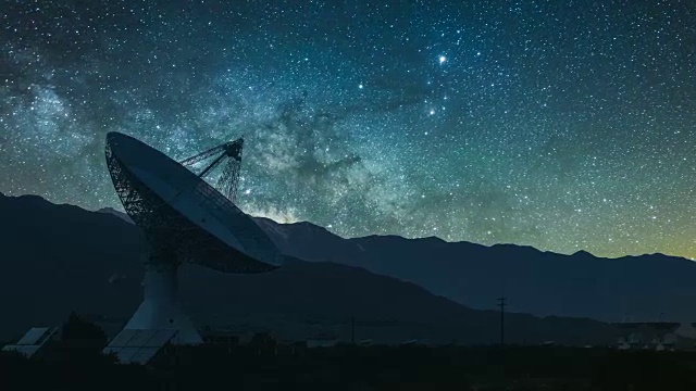 詳情圖-射電望遠(yuǎn)鏡天文臺(tái)與上升的銀河系，縮小