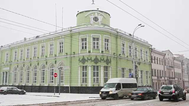 高美尔、白俄罗斯。戈麦尔地区国家银行主部冬季雪灾日。苏维茨卡娅街和兰格街交叉口的大楼。锅,全景