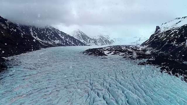 鸟瞰图Skaftafell冰川在冬天下雪，Vatnajokull国家公园在冰岛。