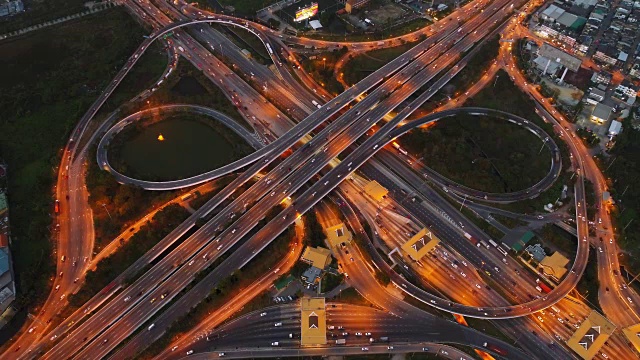 夜间公路交通鸟瞰图。