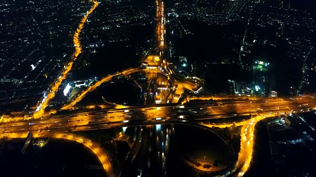 夜间公路交通鸟瞰图。