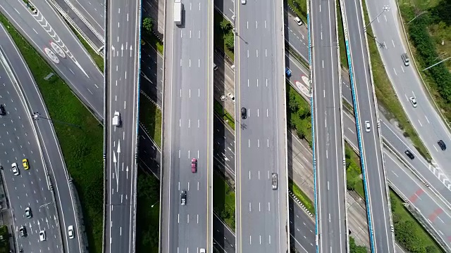 高速公路上的鸟瞰图。