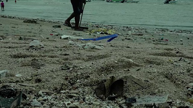 一名男子自愿清理肮脏的海滩