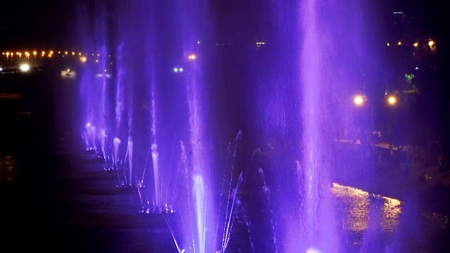 詳情圖-噴泉。河上五彩繽紛的噴泉。烏克蘭?；o