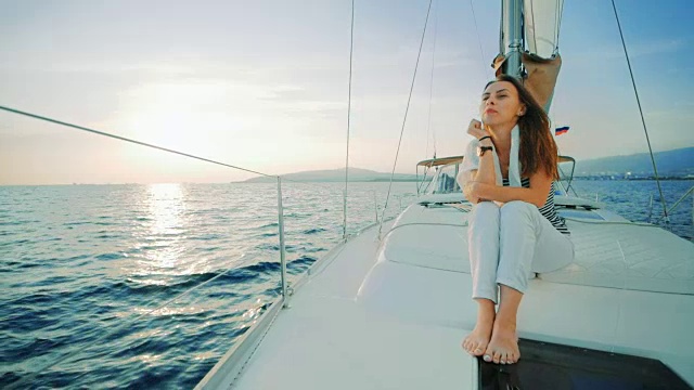 詳情圖-帆船上的美女。豪華夏天的生活方式