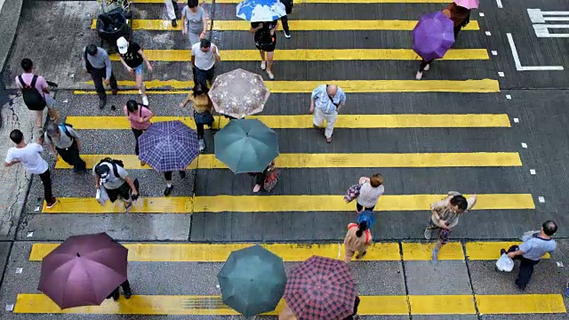 过马路的人