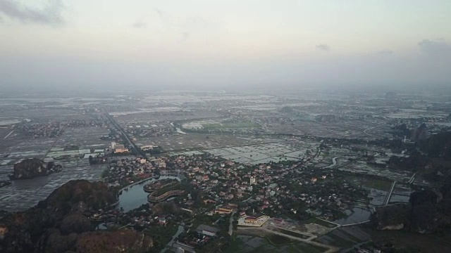 鸟瞰越南小城市全景