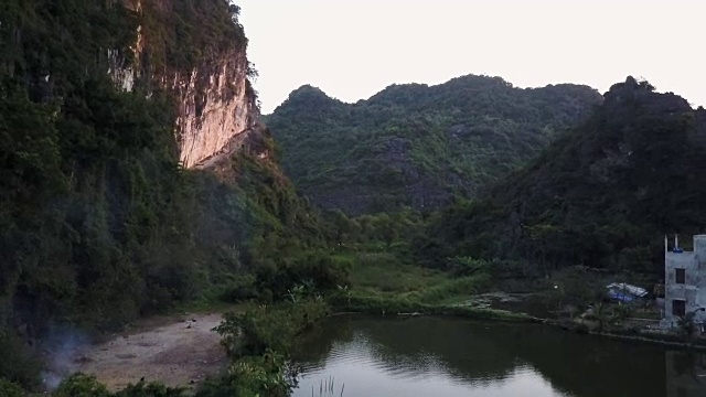 越南从村庄到山区的空中攀登