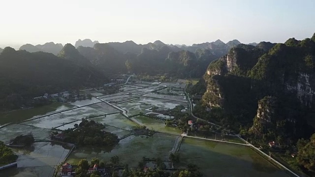 山地景观上的日出