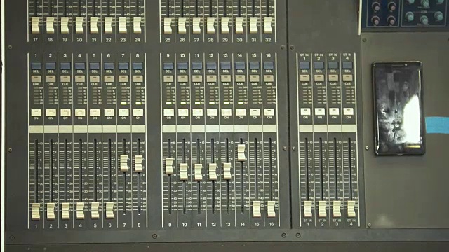使用专业声控台进行声音控制